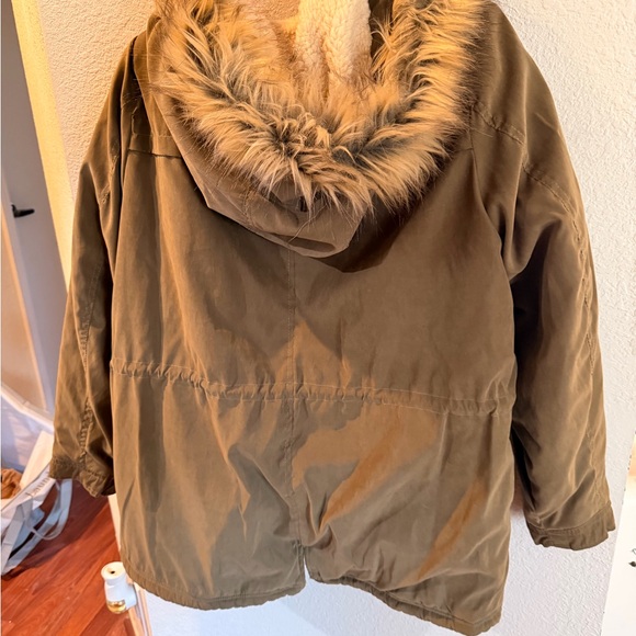Olive Green Jacket with Faux Fur Lining - Picture 4 of 7